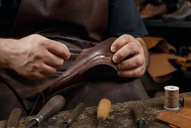 Sapatos sendo costurados por um sapateiro em oficinas em Imperatriz.